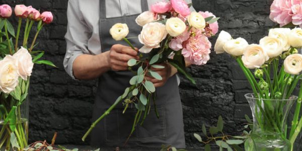 Male,Florist,Creating,Beautiful,Bouquet,In,Flower,Shop,,Close,Up